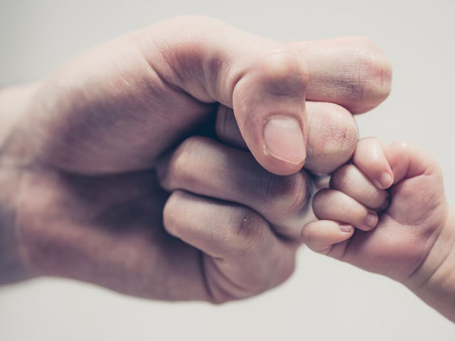 L'individu qui a donné naissance à un enfant peut-il être enregistré au registre de l'état civil en qualité de père ?