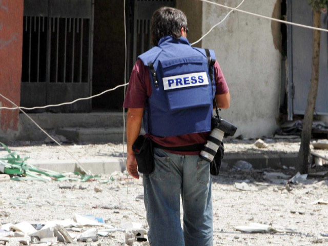 Dans quelles mesures le droit international humanitaire protège-t-il les journalistes en zones de conflit ? 